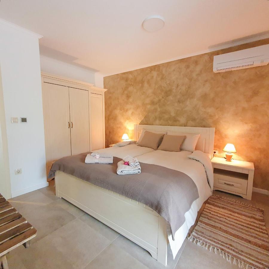 Villa Alara - Charming Villa With Heated Swimming Pool Milohnici Exterior foto